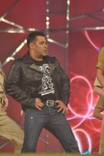 Salman Khan at Police show Umang in Mumbai on 5th Jan 2013 (305).JPG